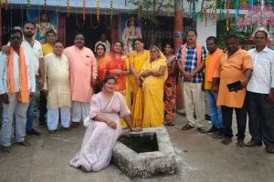 चुनरी यात्रा में उमड़ा मातृशक्ति का जनसैलाब, लेकिन वायरल हो गई हवन कुंड पर बैठ कर पोज वाली फोटो