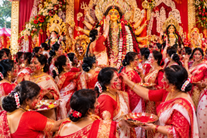 मातारानी की विदाई पर सिंदूर से रंग जाते हैं चेहरे, जानिए सिंदूर खेला की इस परंपरा का रहस्य 