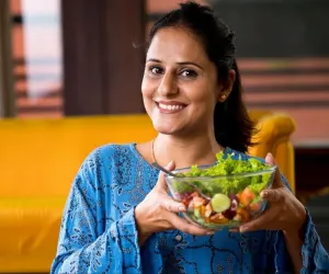 Monsoon Diet Tips: बारिश के मौसम में क्या खाएं और किन फूड्स से करें परहेज? जानिए हेल्दी रहने का सही तरीका