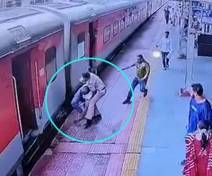 आरपीएफ जवान की सतर्कता से बची यात्री की जान: राजनांदगांव स्टेशन पर चलती ट्रेन में चढ़ते समय हुआ हादसा टला
