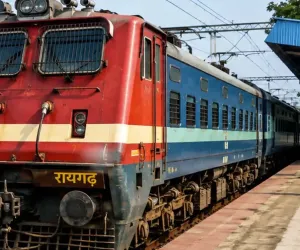 यात्रीगण कृपया ध्यान दे: रक्षाबंधन पर रेलवे का तोहफा! दुर्ग-रायगढ़ के बीच चलेगी स्पेशल ट्रेन, 27 से 29 अगस्त तक तीन फेरे