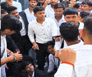 प्रदर्शन में शामिल होने से मना किया तो जूनियर छात्र की लात-घूंसों से पिटाई 