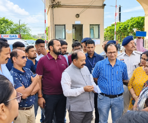भूमि पूजन करने पहुंचे डिप्टी सीएम को मुख्य द्वार पर रोका, रहवासियों ने किया विरोध प्रदर्शन, प्राइवेसी और सुरक्षा को लेकर जताई आपत्ति