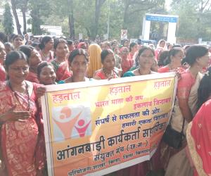 नेहरू चौक से कलेक्ट्रेट तक गूंजे आंगनबाड़ी कर्मियों के नारे, मांगें पूरी नहीं हुई तो उग्र आंदोलन की चेतावनी